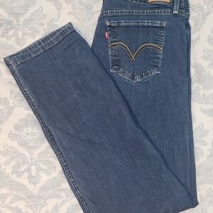 Levi's Women's Straight Leg Jeans in Medium Blue Wash
